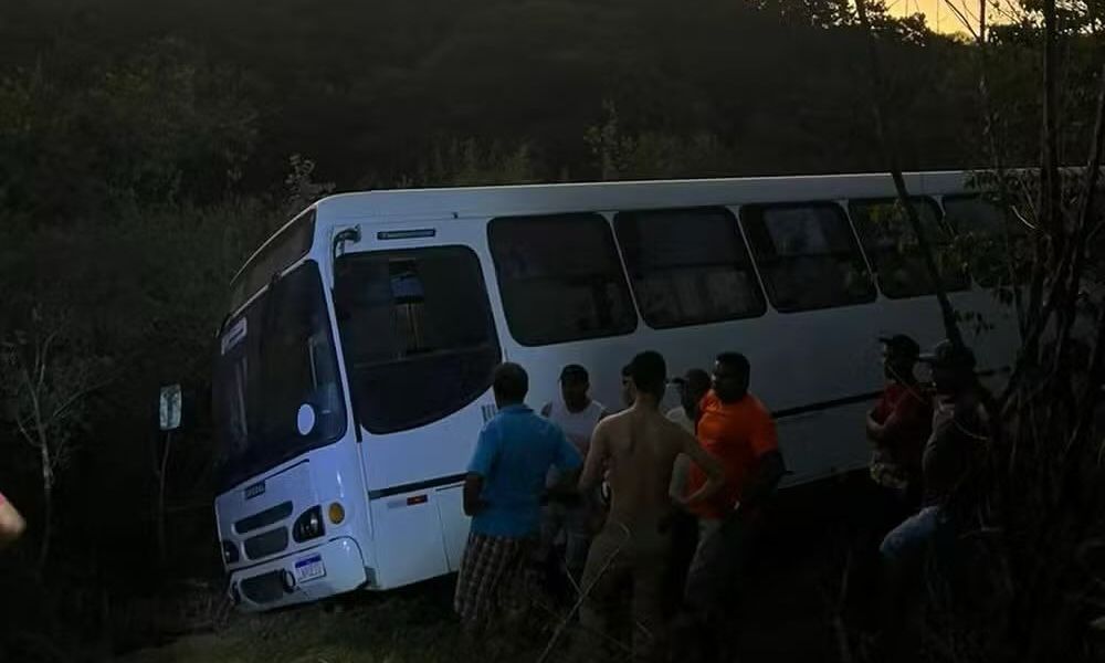 Ônibus que ia para igreja cai em ribanceira e deixa dois mortos em Sergipe