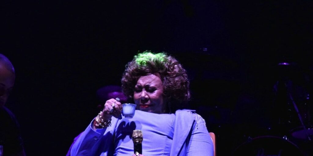 Alcione interrompe show em Recife para tomar cafezinho