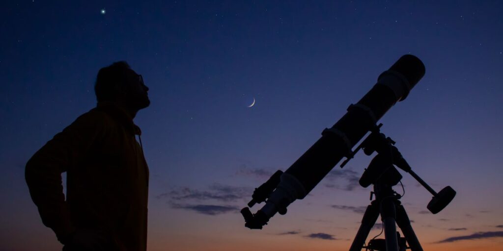 Sorriso celestial: Lua, Vênus e Saturno formam "rosto" no céu noturno