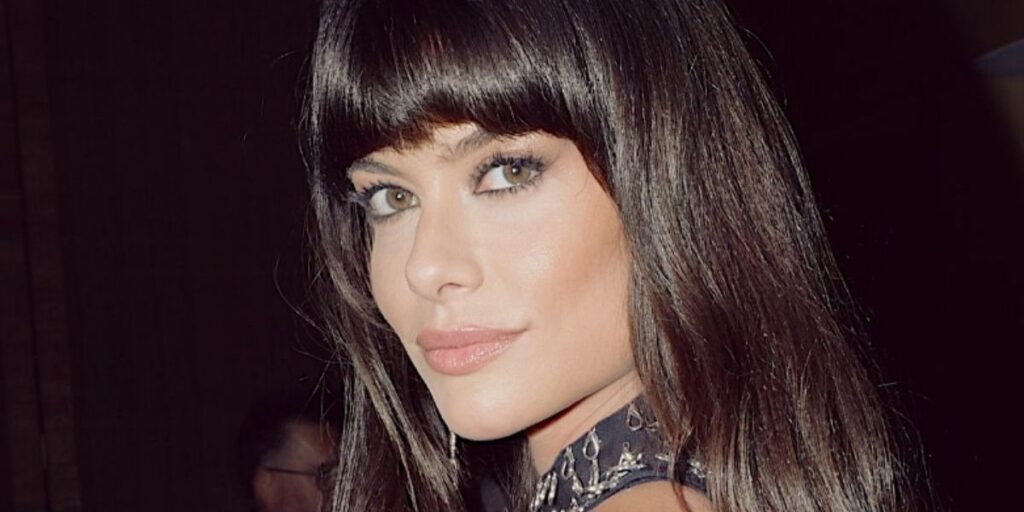 Alinne Moraes posa com filho em registro raro do marido