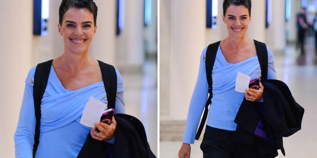 Ana Paula Arósio faz rara aparição em aeroporto e posa com fãs