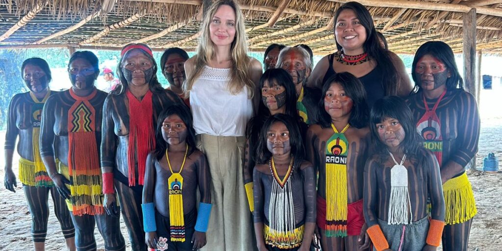 Angelina Jolie encontra cacique Raoni na região do Xingu; confira