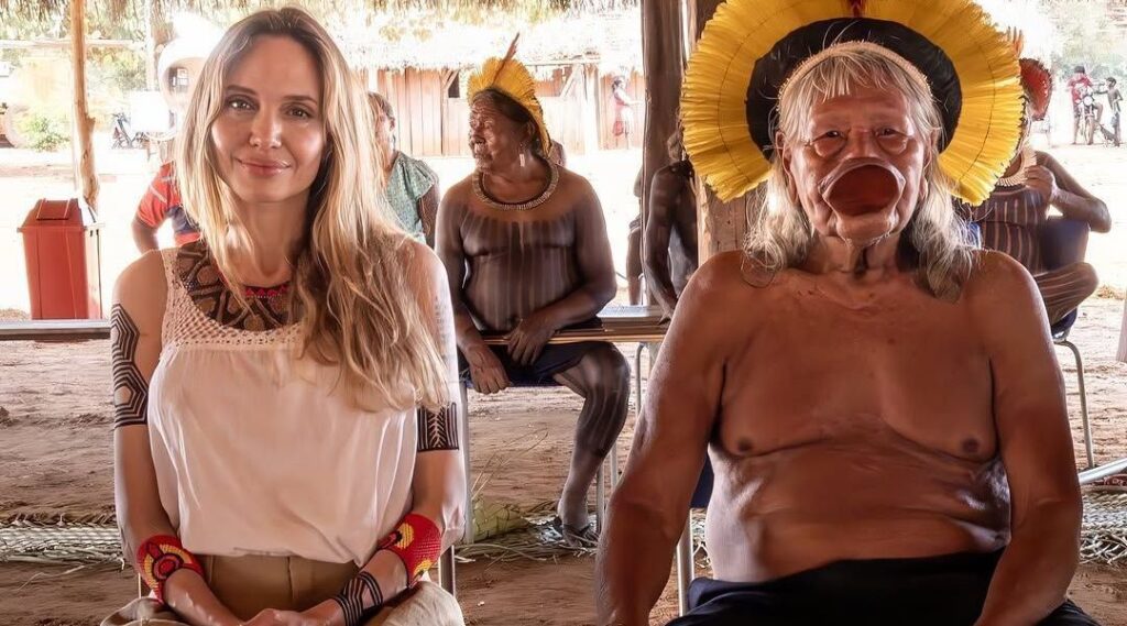Angelina Jolie encontra cacique Raoni na região do Xingu; confira