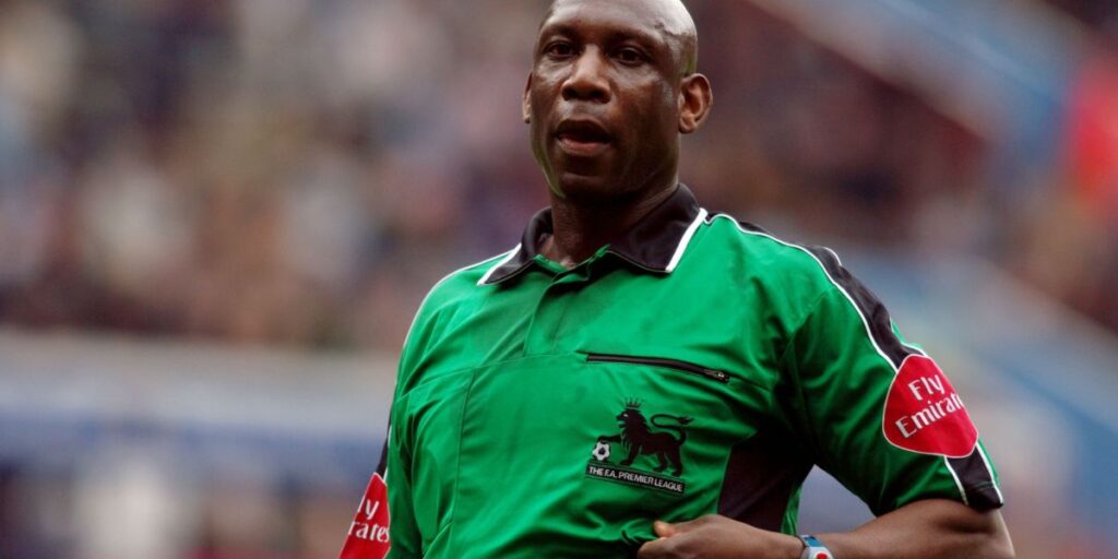 Primeiro árbitro negro da Premier League reaprende a andar após doença rara