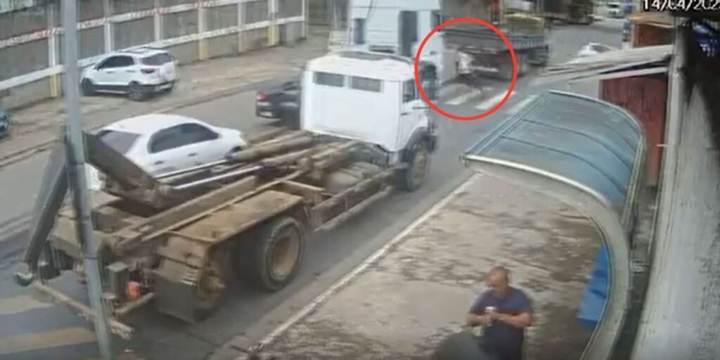 Vídeo: Adolescente morre atropelado por caminhão em faixa de pedestre em SP