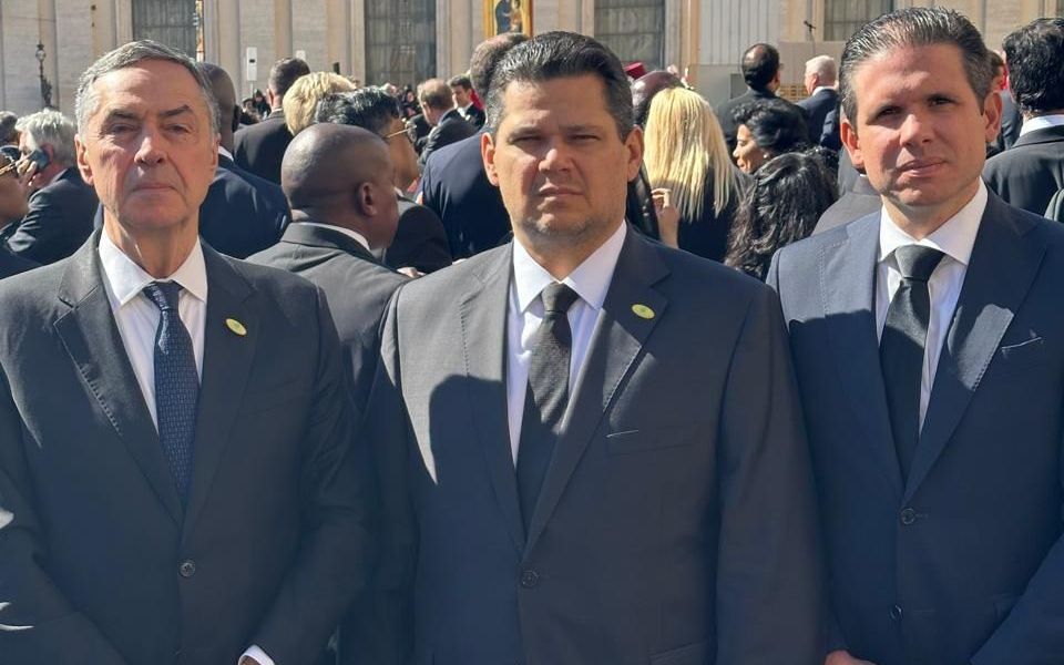 Barroso, Alcolumbre e Motta participam de funeral do papa Francisco