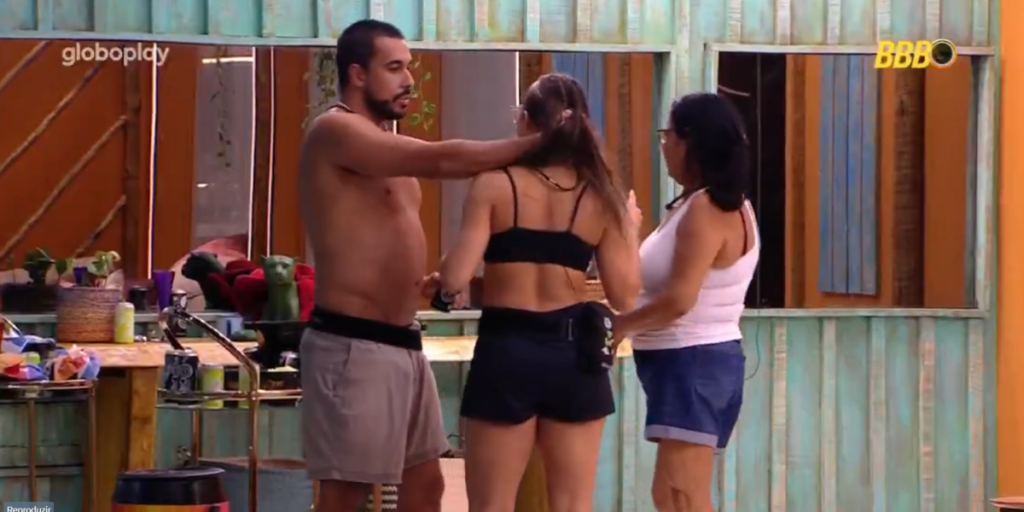 BBB25: Maike morde Renata, puxa cabelo da sister e leva atenção da produção
