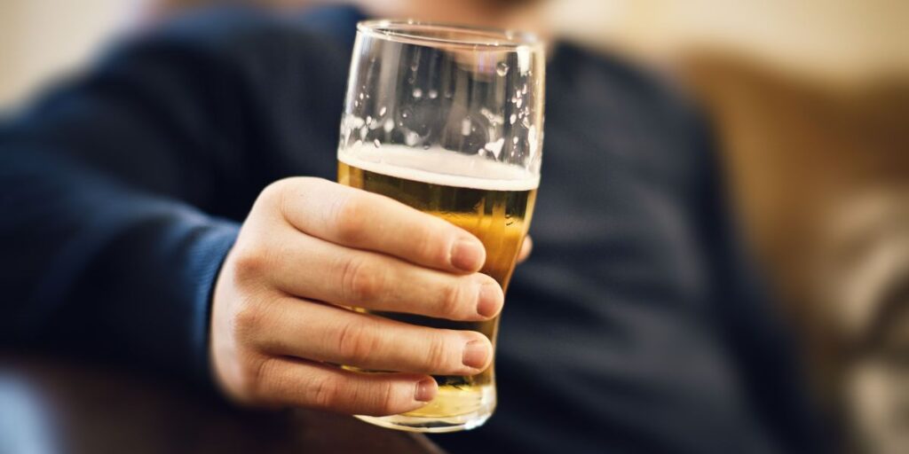 Consumo excessivo de álcool aumenta risco de lesão cerebral, revela estudo