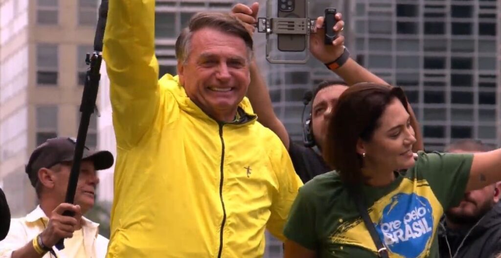 Bolsonaro volta a usar colete à prova de balas em ato pró-anistia em SP