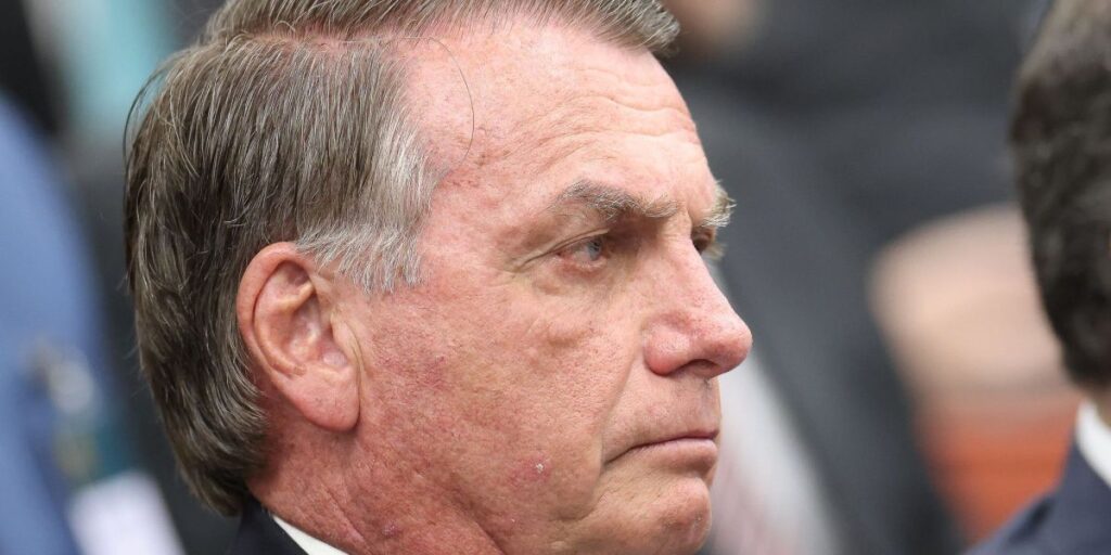 Para 52%, Bolsonaro deveria ser preso; 42% discordam, diz Datafolha