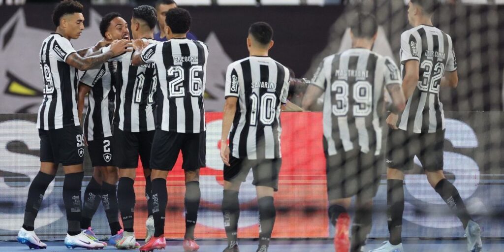 Botafogo bate Fluminense pelo Brasileiro e volta a vencer após quatro jogos