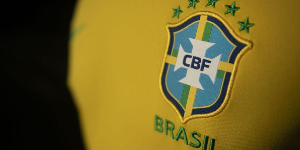 Você aprovaria a Seleção Brasileira de camisa vermelha? Vote