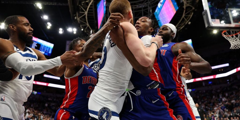 Cinco jogadores são suspensos após briga generalizada em jogo da NBA