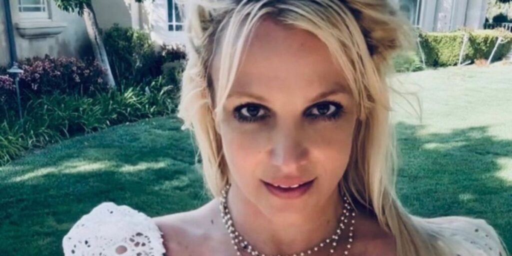 Britney Spears posa de lingerie após término de namoro