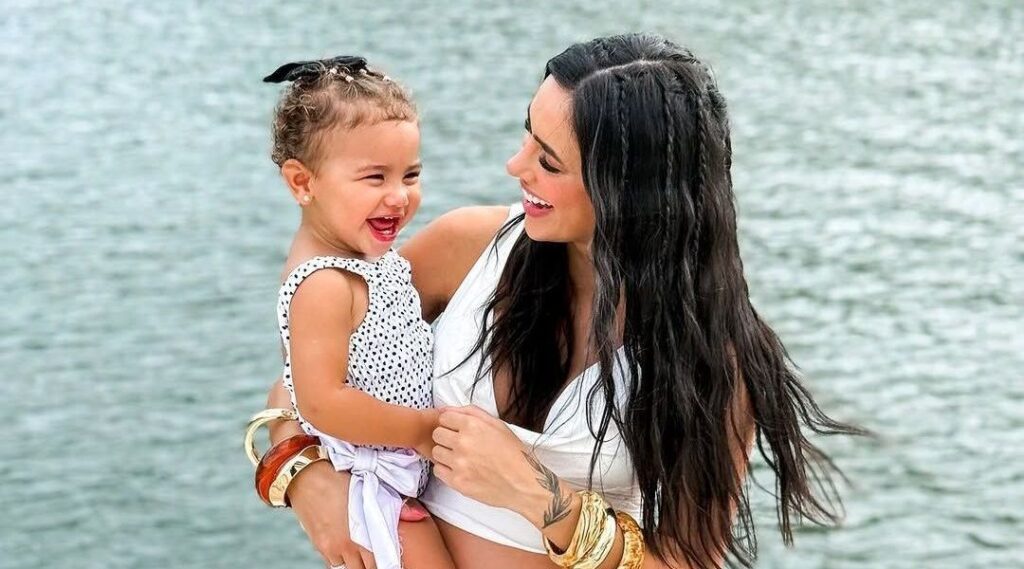 Bruna Biancardi posa com Mavie e fãs comentam: "O Neymar sorrindo"