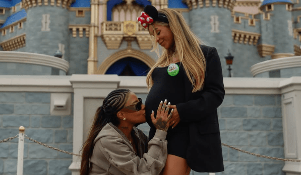 Ludmilla beija barrigão de Brunna Gonçalves na Disney: "Mamães felizes"