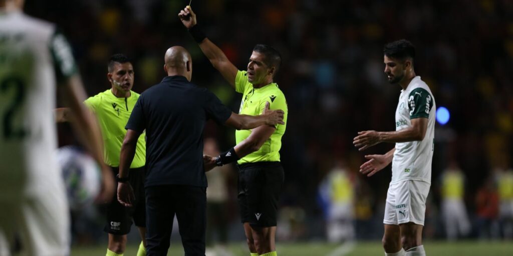 Domingo de Brasileirão teve polêmicas de arbitragem e nenhum time 100%