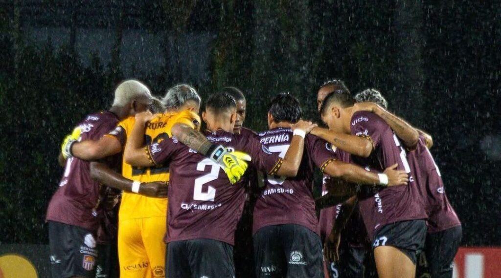 Ciranda? Carabobo faz jogada ensaiada inusitada na Libertadores; veja