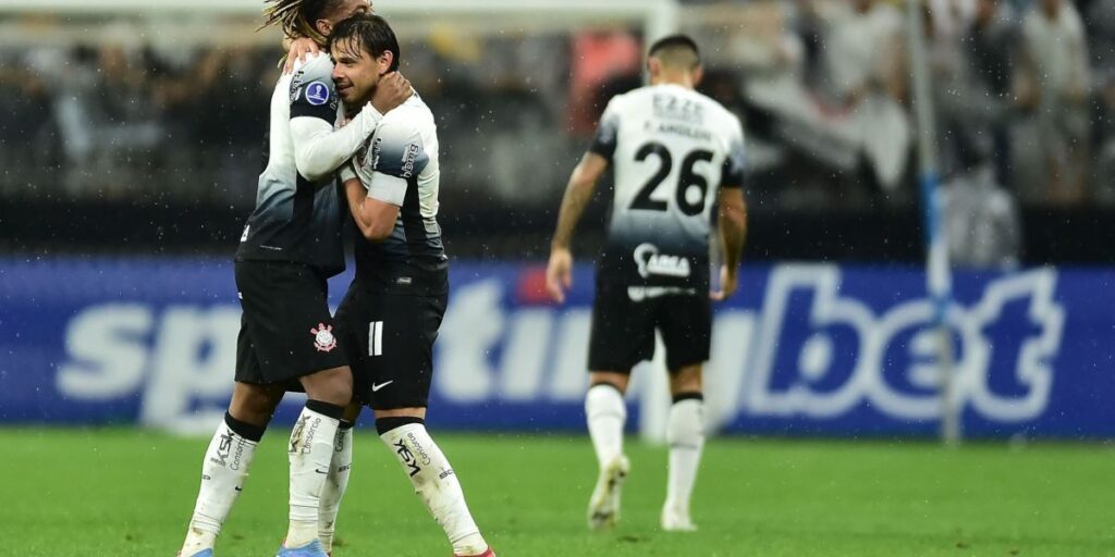 Corinthians 1 x 0 Racing-URU: veja os lances e a expulsão de Félix Torres