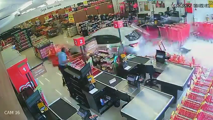 Vídeo: Carro desgovernado invade supermercado no RJ