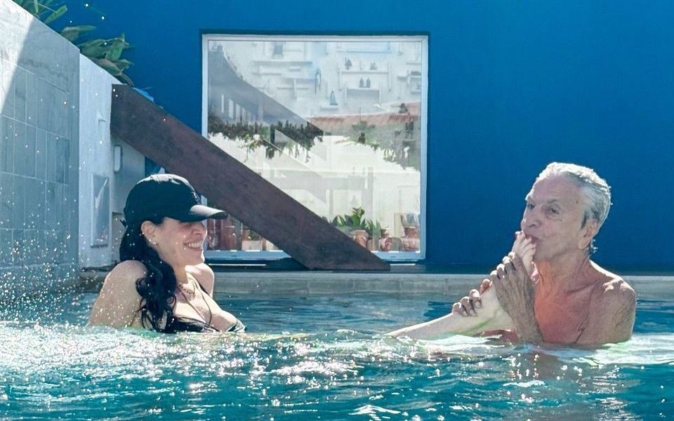 Caetano Veloso publica fotos românticas com Paula Lavigne e web reage; veja