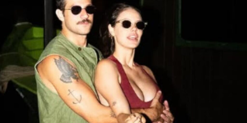 Chay Suede posa com esposa e mão boba chama a atenção