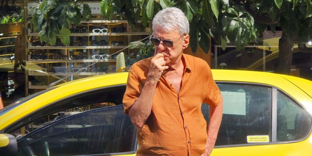 Em rara aparição, Chico Buarque é visto nas ruas do RJ; veja fotos
