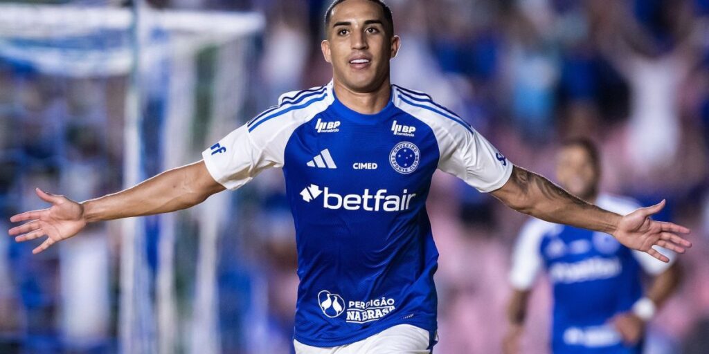 Cruzeiro vence o Vasco, espanta crise e vai ao G4 do Brasileirão