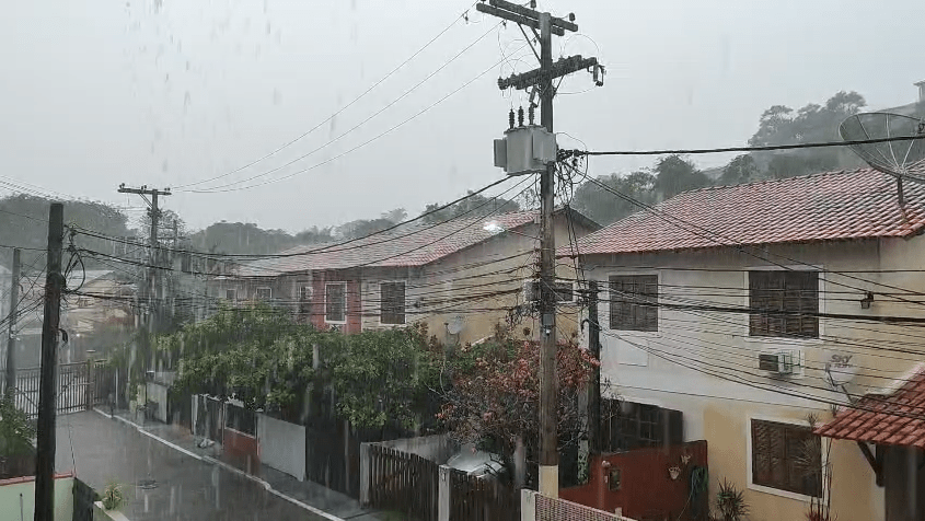 Chuva forte causa alagamentos no RJ; há alerta de deslizamentos