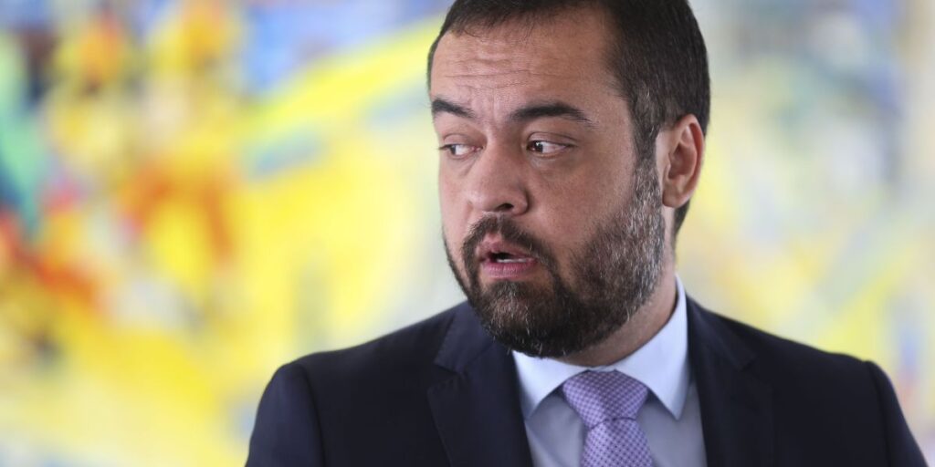 Por chuvas no RJ, Castro cancela ida a ato com Bolsonaro em São Paulo