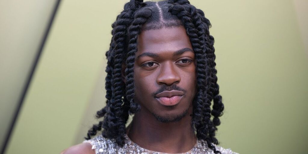 Lil Nas X está no hospital após "perder controle" do lado direito do rosto