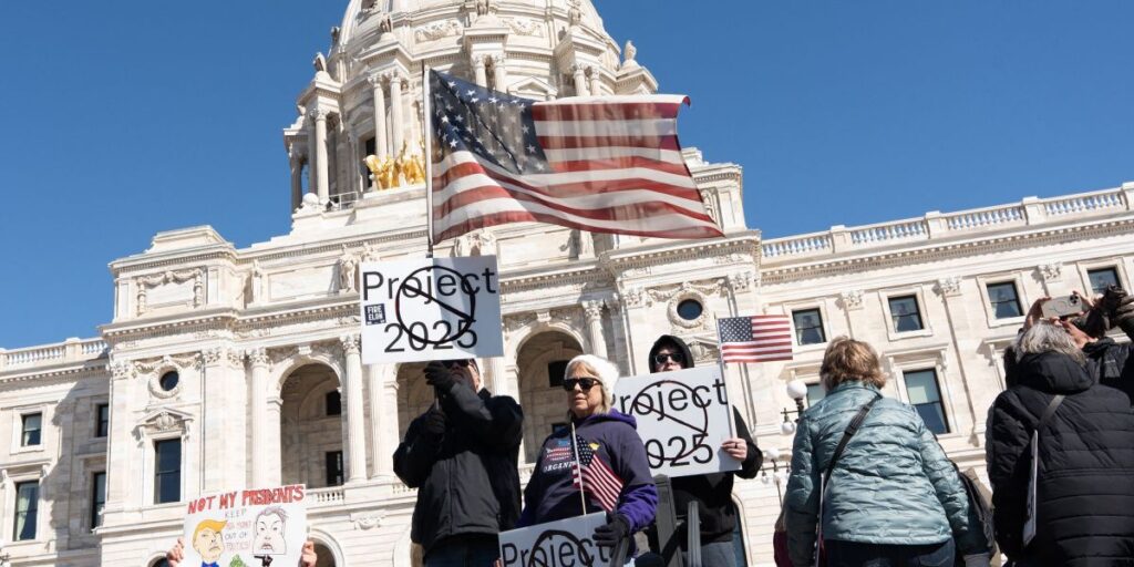 Manifestantes protestam contra Trump e Musk nos Estados Unidos