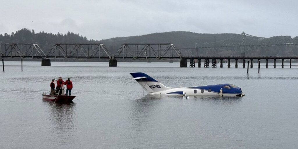 Jato executivo cai na água e deixa cinco feridos nos EUA