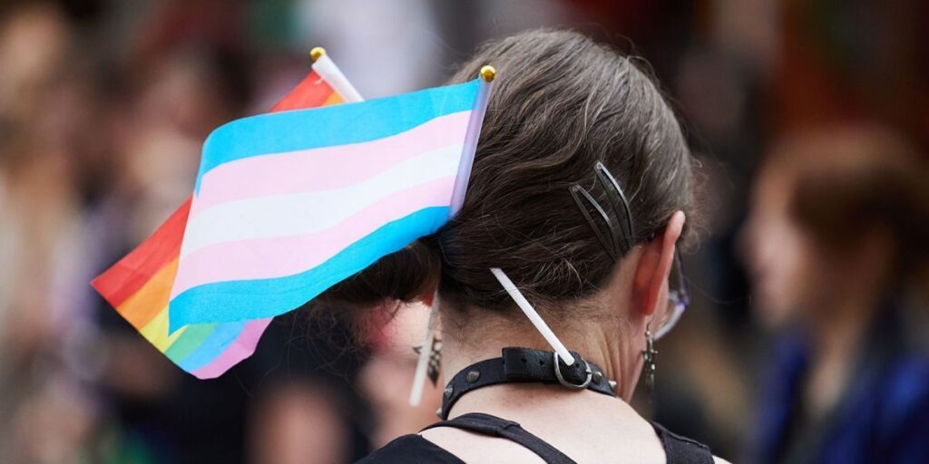 Reino Unido decide que definição legal de "mulher" exclui mulheres trans