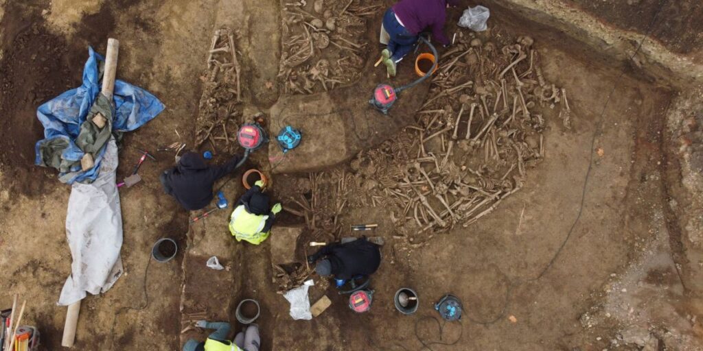 Vala comum romana com mais de 100 soldados é descoberta em campo de futebol