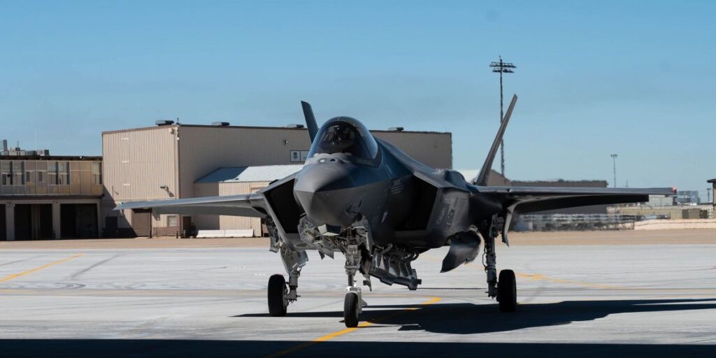 EUA: Caça "Frankenstein" feito com partes recicladas se junta à Força Aérea