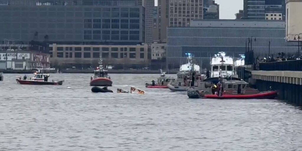 Helicóptero cai no Rio Hudson, em Nova York; cinco pessoas são resgatadas
