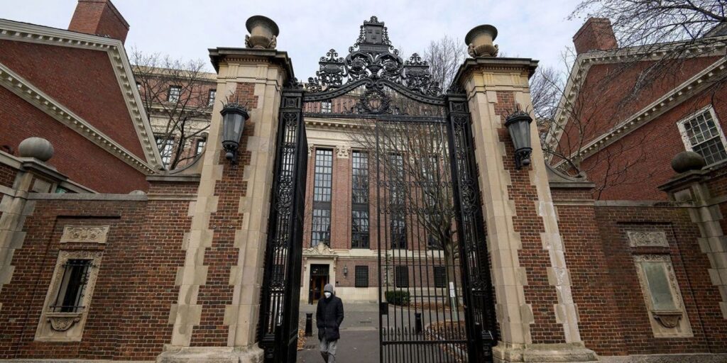 Professores de Harvard processam governo Trump por ameaça de corte de verba