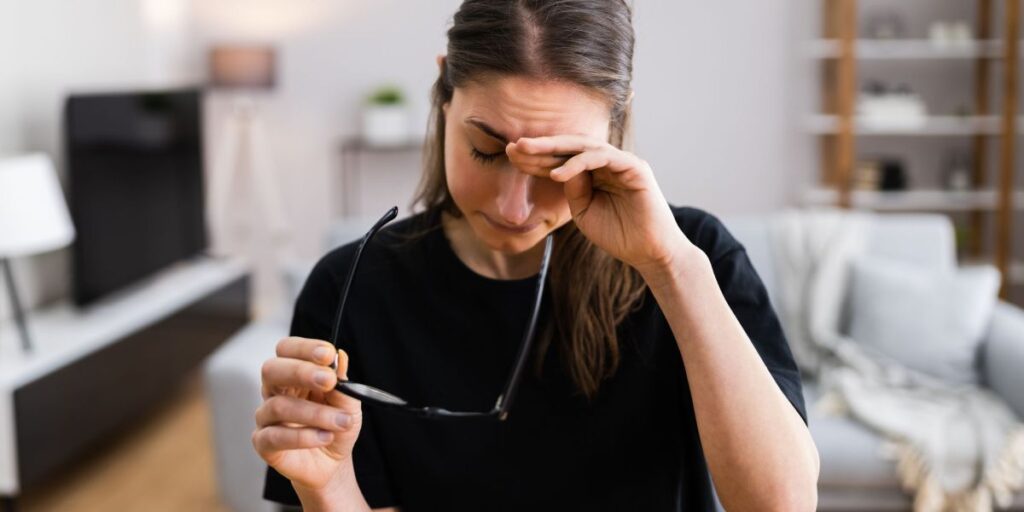 Ardor ocular e tempo frente às telas: saiba como equilibrar essa relação