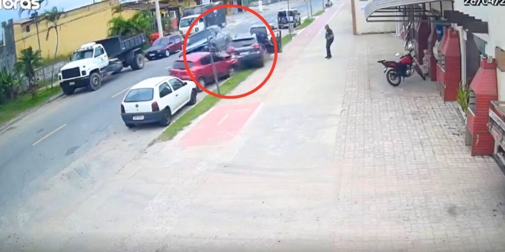 Com bebê, suspeito furta caminhonete e atropela homem no litoral de SP