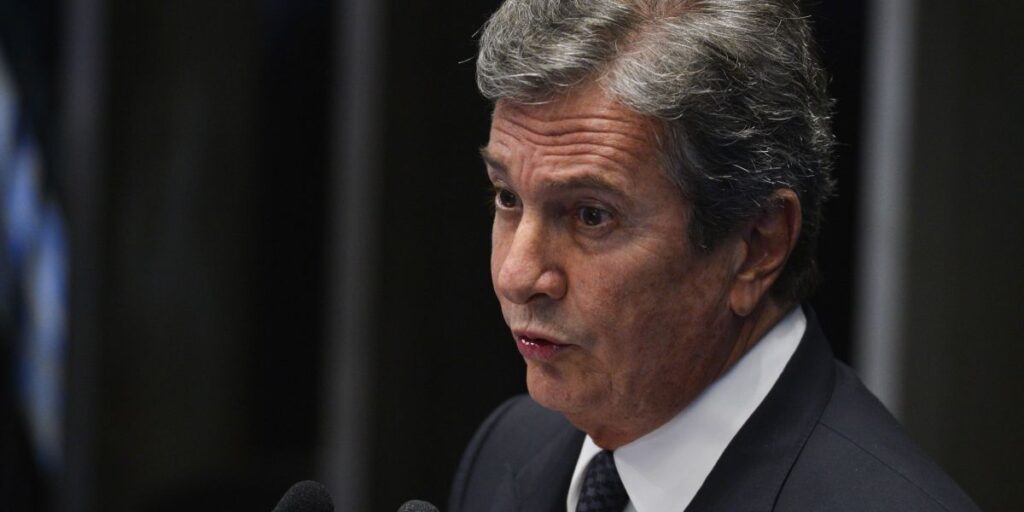 Mendonça abre divergência e vota para revogar prisão de Collor