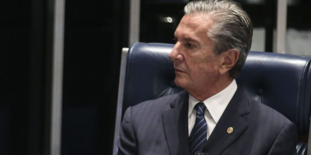 Após determinação de prisão, Collor diz que vai se apresentar à Justiça