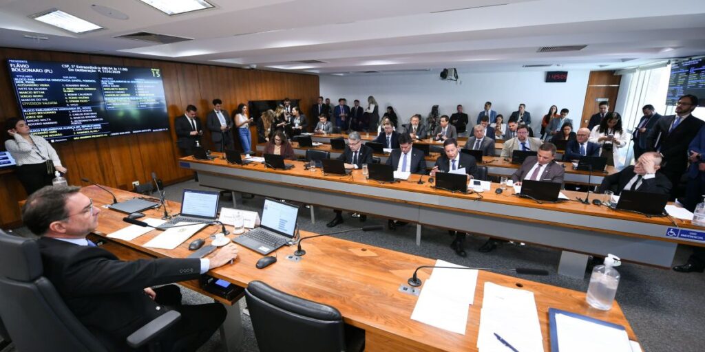 Comissão do Senado aprova porte de arma para advogados