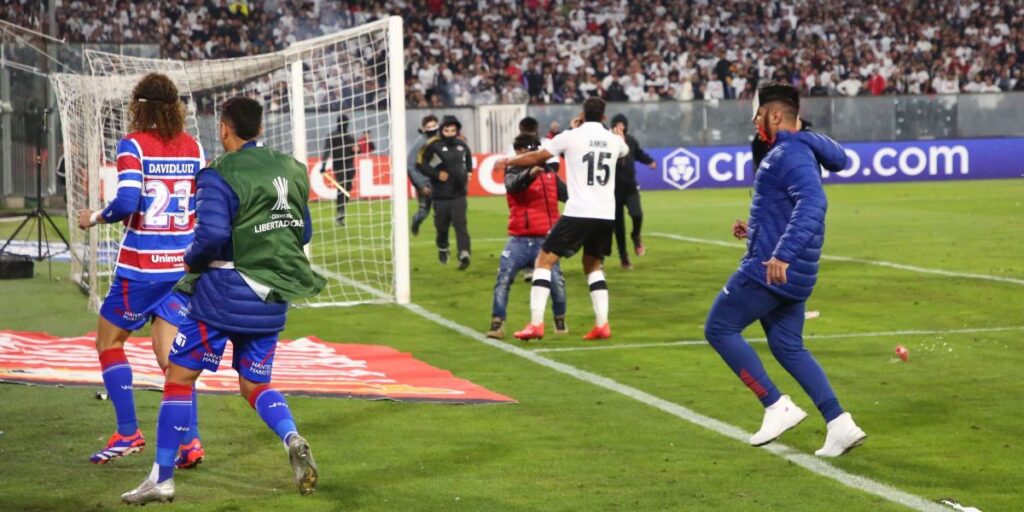 Veja fotos da confusão no jogo entre Colo Colo e Fortaleza