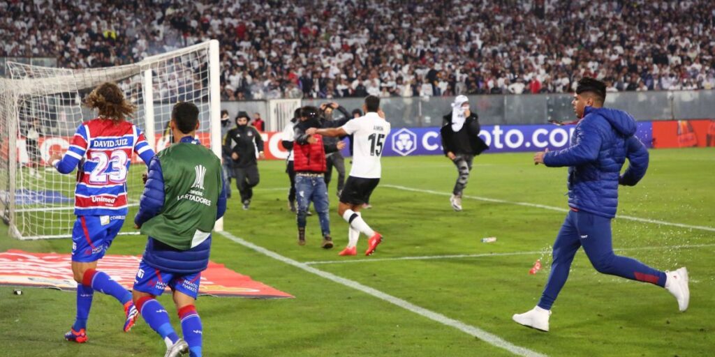 20 torcedores do Colo-Colo são banidos por invasão contra o Fortaleza; veja
