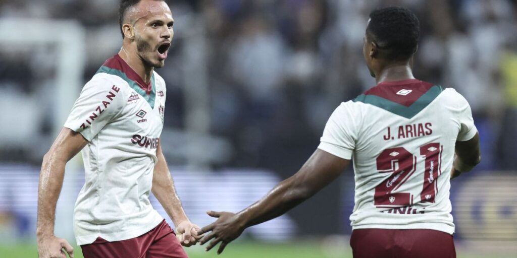 Fluminense bate Corinthians em Itaquera e vence a quarta seguida com Renato