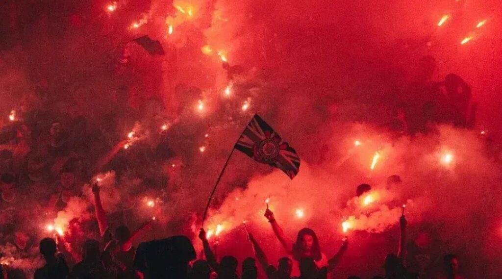 Torcidas organizadas do Corinthians são punidas por sinalizadores em final