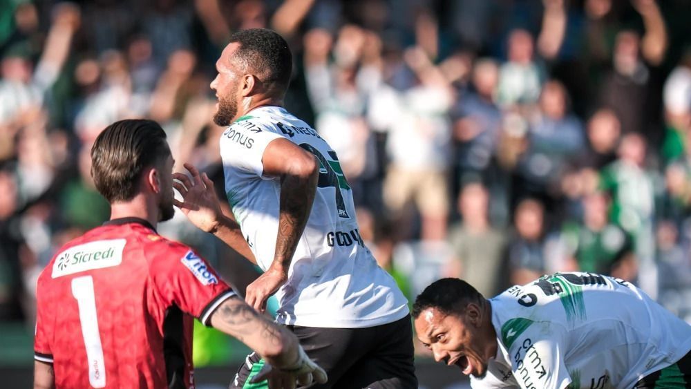 Coritiba domina, vence o Operário e entra no G4 da Série B