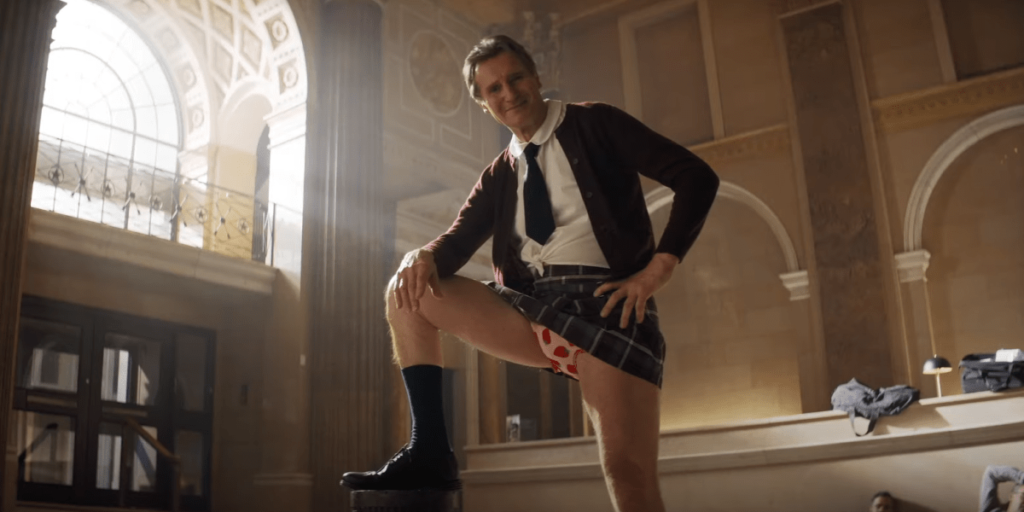 Comédia com Liam Neeson e Pamela Anderson ganha primeiro trailer; assista