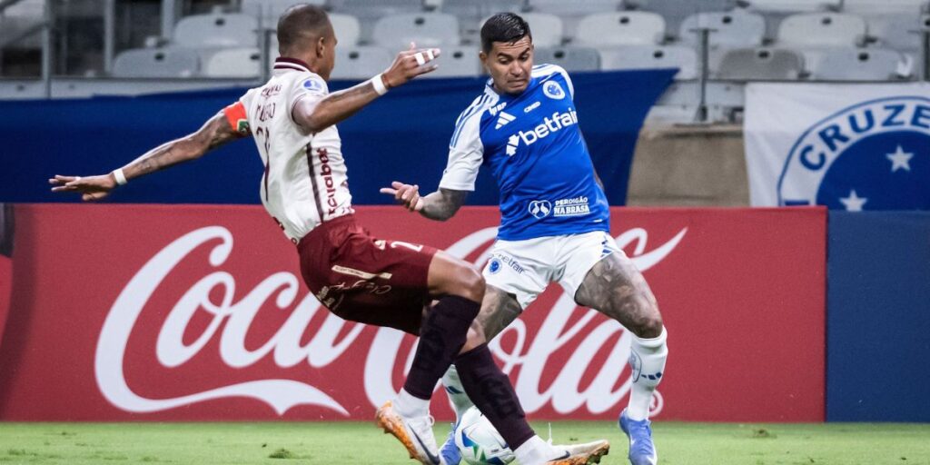 Cruzeiro joga mal, perde para Mushuc Runa e se complica na Sul-Americana